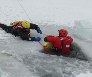 Strażacy ćwiczyli na Zalewie Zemborzyckim. To przygotowania na tegoroczne ferie