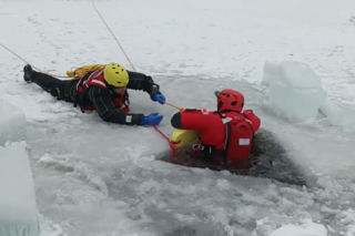 Strażacy ćwiczyli na Zalewie Zemborzyckim. To przygotowania na tegoroczne ferie