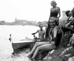 Plażowicze podczas wypoczynku. Widoczna łódka. Kraków 1933