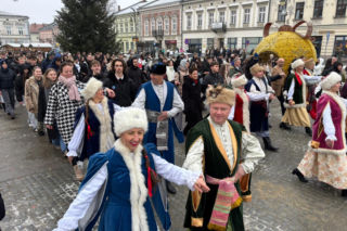 Polonez maturzystów na Rynku w Nowym Sączu