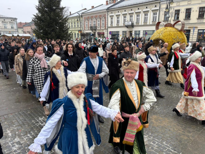 Polonez maturzystów na Rynku w Nowym Sączu