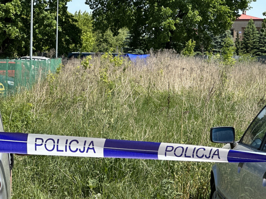 W krzakach leżały zakrwawione zwłoki mężczyzny. Makabryczne odkrycie w Wołominie