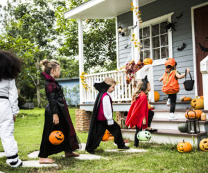 zbieranie cukierków na Halloween