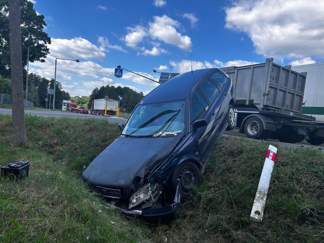 Osobówka zderzyła się z ciężarówką. Jedna osoba trafiła szpitala