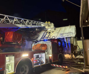 Potężny pożar zakładu pod Krakowem. Spłonęły autobusy i ciągnik rolniczy