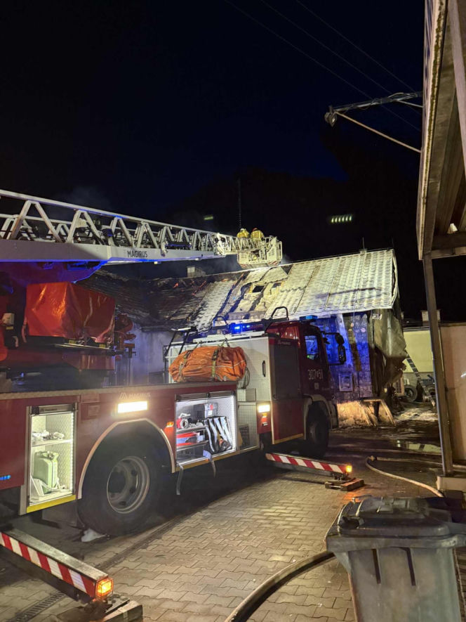 Potężny pożar zakładu pod Krakowem. Spłonęły autobusy i ciągnik rolniczy