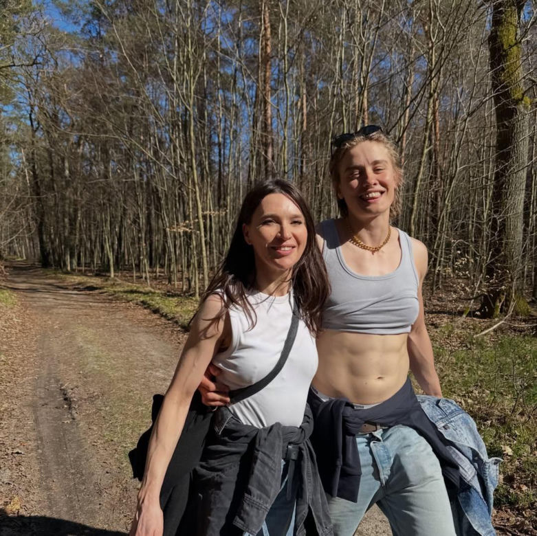Rozpromienione Janja Lesar i Katarzyna Zillmann tańcują na ulicy. Fajna para?
