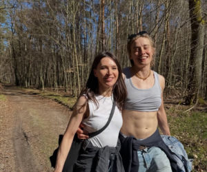 Rozpromienione Janja Lesar i Katarzyna Zillmann tańcują na ulicy. Fajna para?