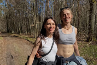 Rozpromienione Janja Lesar i Katarzyna Zillmann tańcują na ulicy. Fajna para?