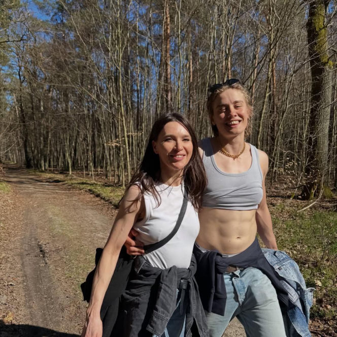 Rozpromienione Janja Lesar i Katarzyna Zillmann tańcują na ulicy. Fajna para?