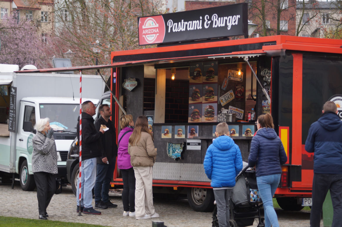 Festiwal Smaków Food Trucków 2023. Restauracje na kółkach zaparkowały na Wyspie Młyńskiej! [ZDJĘCIA]
