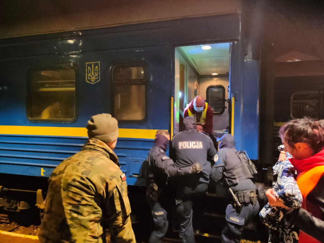 Ratownicy Ewakuowali niepełnosprawne dzieci z ukraińskiego sierocińca