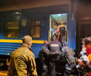Ratownicy Ewakuowali niepełnosprawne dzieci z ukraińskiego sierocińca