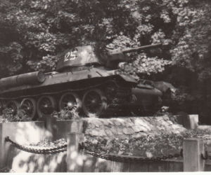 Pocztówka GDAŃSK-WESTERPLATTE Czołg i płyta pamiątkowa.