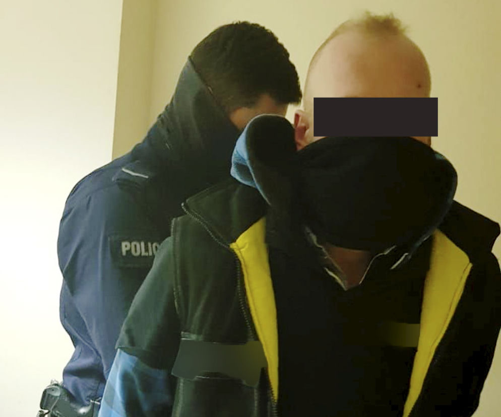 Kierowca w slipach i jego pasażer zatrzymani