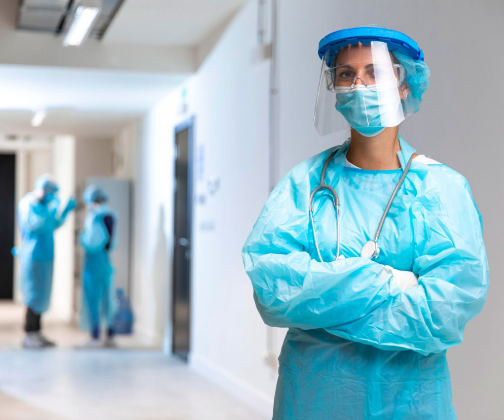 Choć sytuacja epidemiczna w kraju poprawia się, to lekarze nadal mają sporo pracy