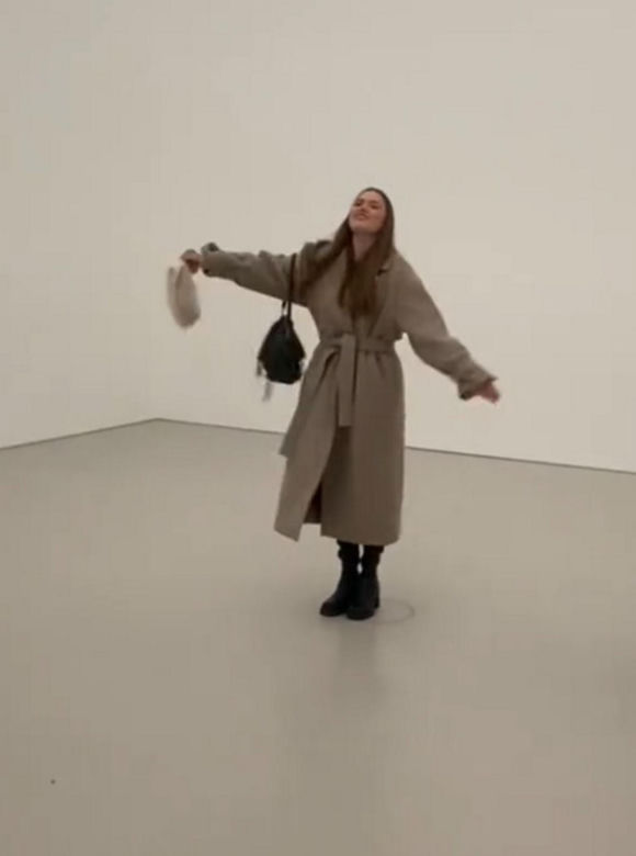 Rzuciła czapkę na podłogę w Muzeum Sztuki Nowoczesnej. Zwiedzający myśleli, że to dzieło sztuki