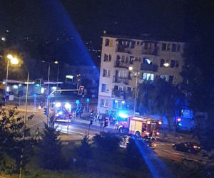 Mercedes zjechał z ronda i wjechał w blok. Niecodzienna kolizja na ul. Wierzbowej w Białymstoku [ZDJĘCIA]