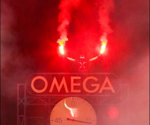 Chorzów: Zadyma na stadionie Ruchu. Kibole odpalili race i wdarli się na murawę [GALERIA]