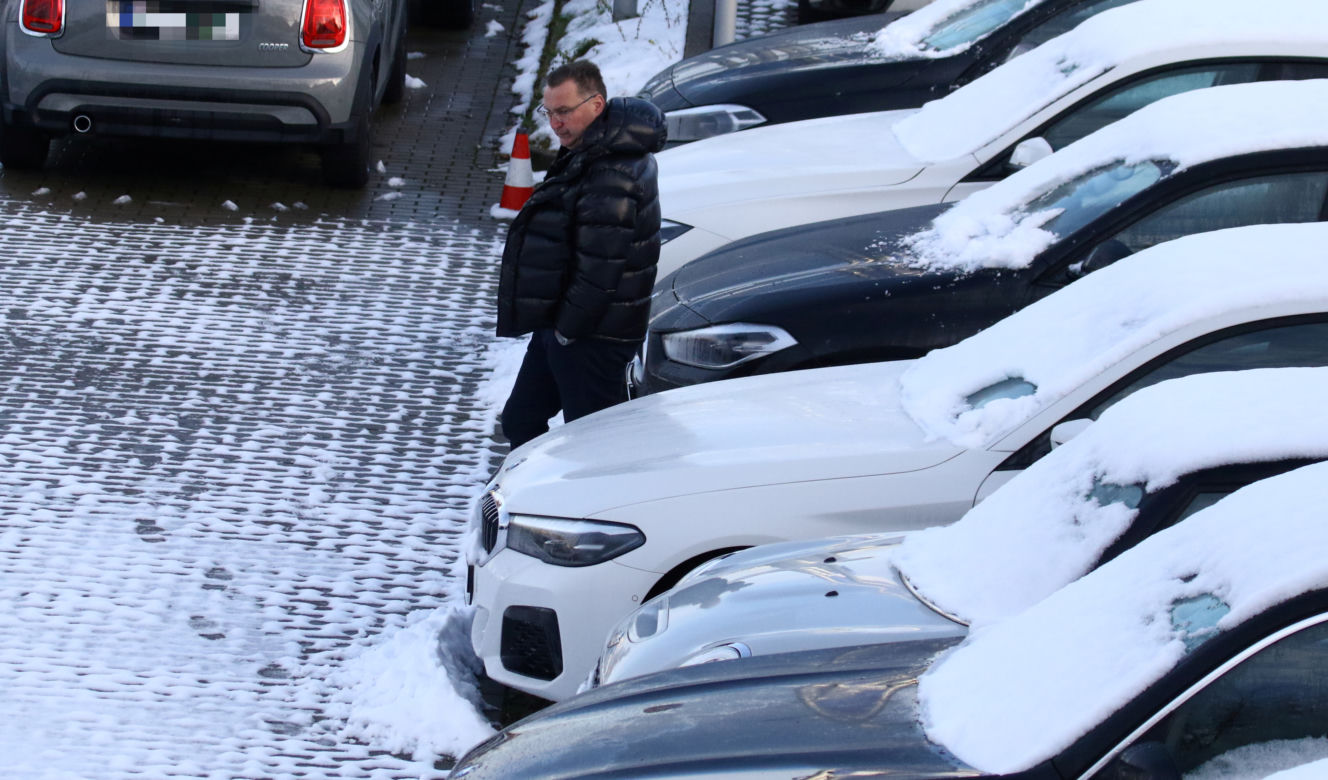 Czesław Michniewicza przegląda szalenie drogie auta. Został przyłapany w wielkiej furze, ale zakupy musi taszczyć