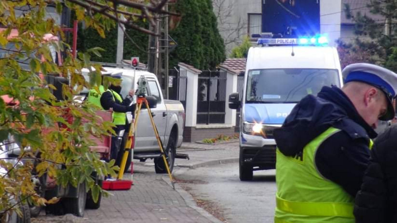 Wypadek w Rembertowie, auta roztrzaskały się czołowo. Ratownicy reanimowali kierowcę