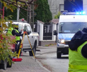 Wypadek w Rembertowie, auta roztrzaskały się czołowo. Ratownicy reanimowali kierowcę