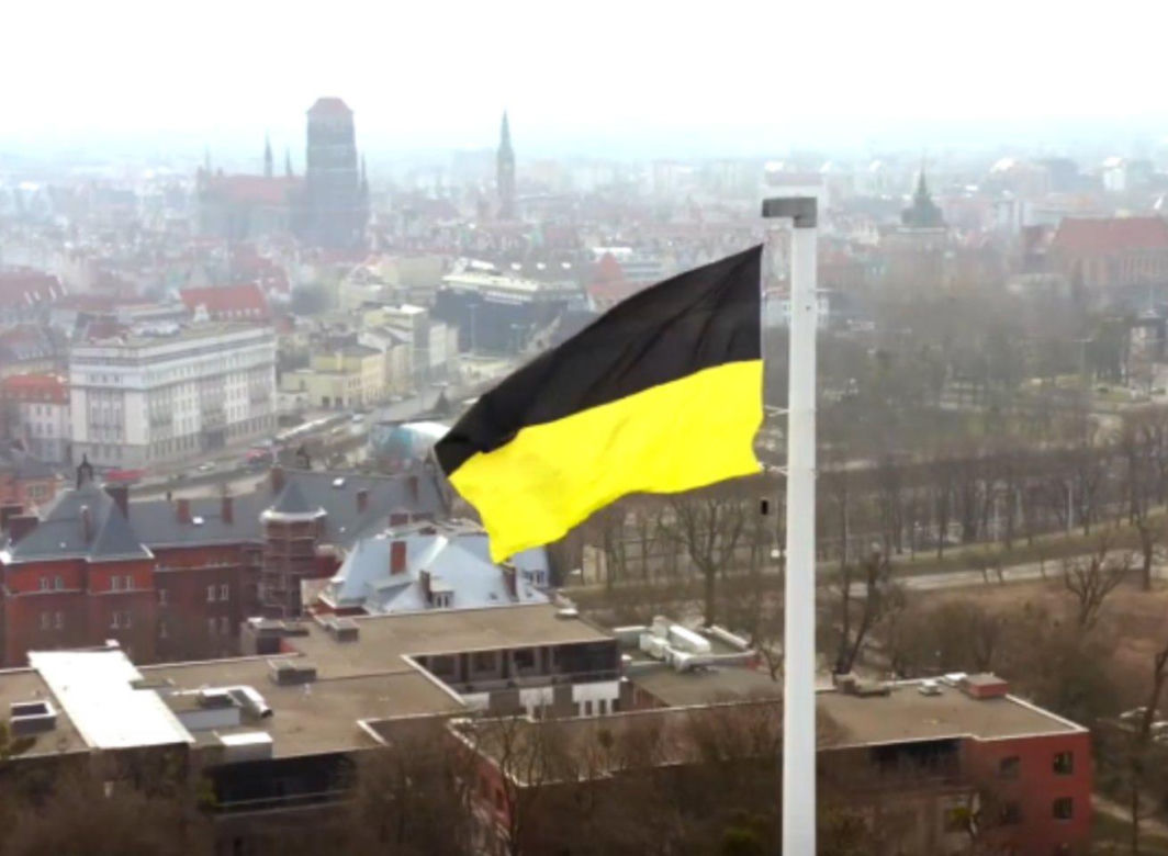 Flaga Kaszub na Górze Gradowej w Gdańsku 