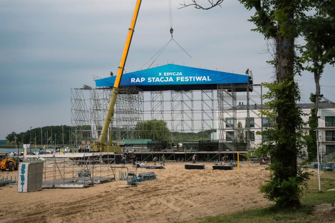 Budowa sceny na Rap Stacja Festival
