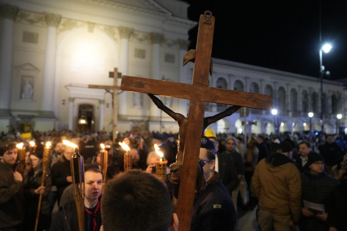 Tłumy wiernych przeszły przez stolicę. Centralną Drogę Krzyżową poprowadził kardynał Nycz