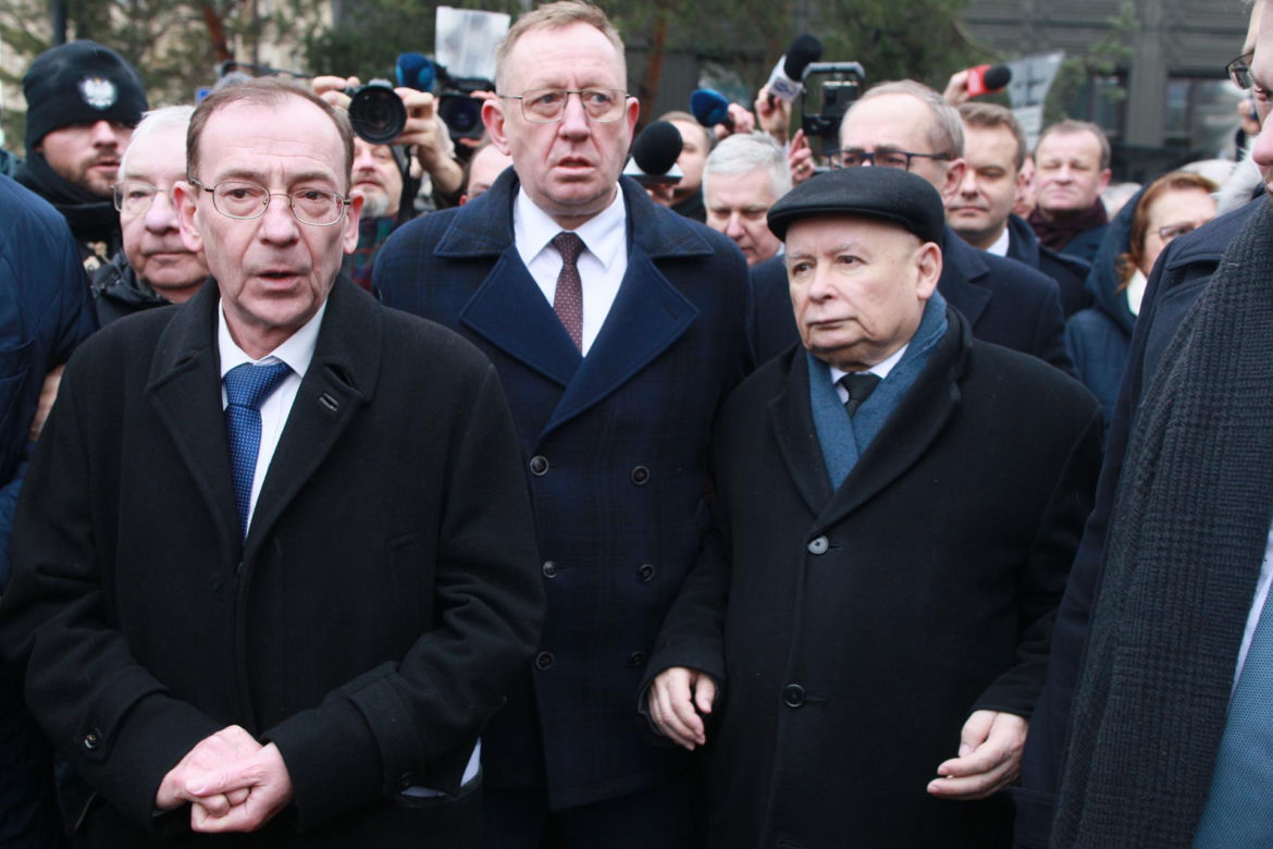 5. posiedzenie Sejmu X kadencji. Przed Sejmem stawili się Maciej Wąsik i Mariusz Kamiński w otoczeniu posłów PiS