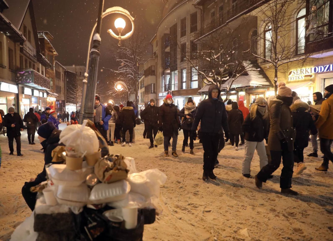 Dzikie TŁUMY na Krupówkach w Zakopanem. Bójki, zatrzymania, mandaty [ZDJĘCIA]