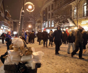 Dzikie TŁUMY na Krupówkach w Zakopanem. Bójki, zatrzymania, mandaty [ZDJĘCIA]