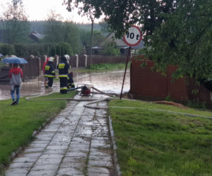 Nawałnica w Krynkach. Ulice jak rzeki, a boisko jak jezioro [ZDJĘCIA]