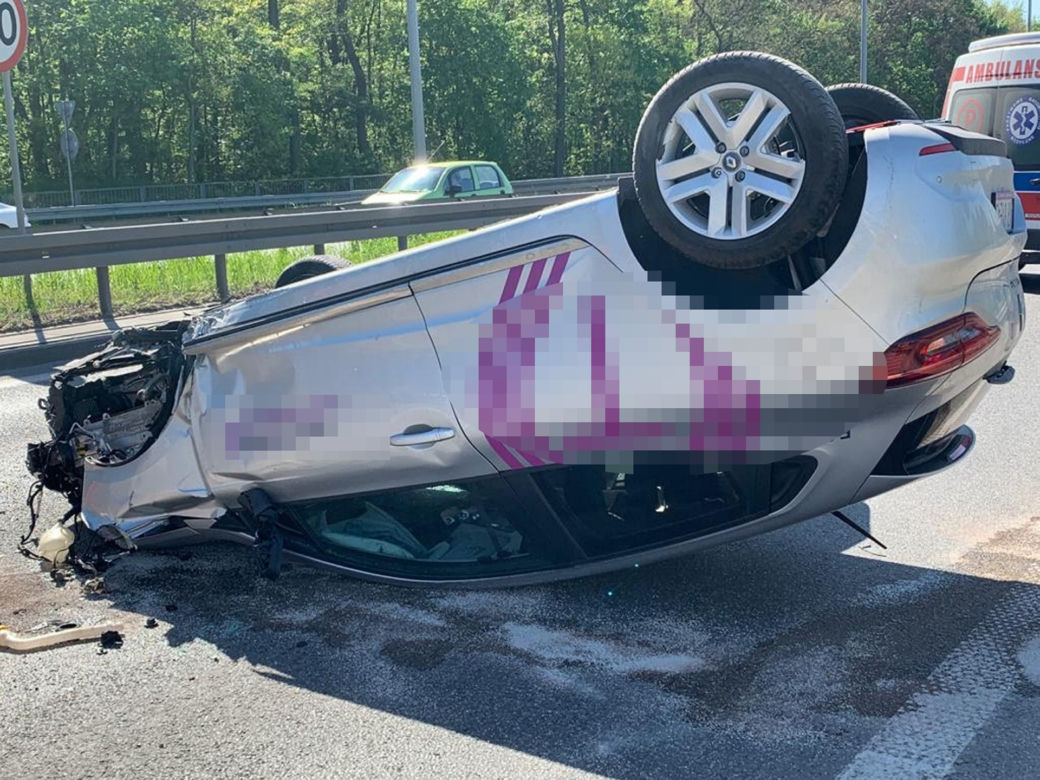 Dachowanie traficara w Warszawie. Ściął latarnię, która uderzyła w drugi pojazd