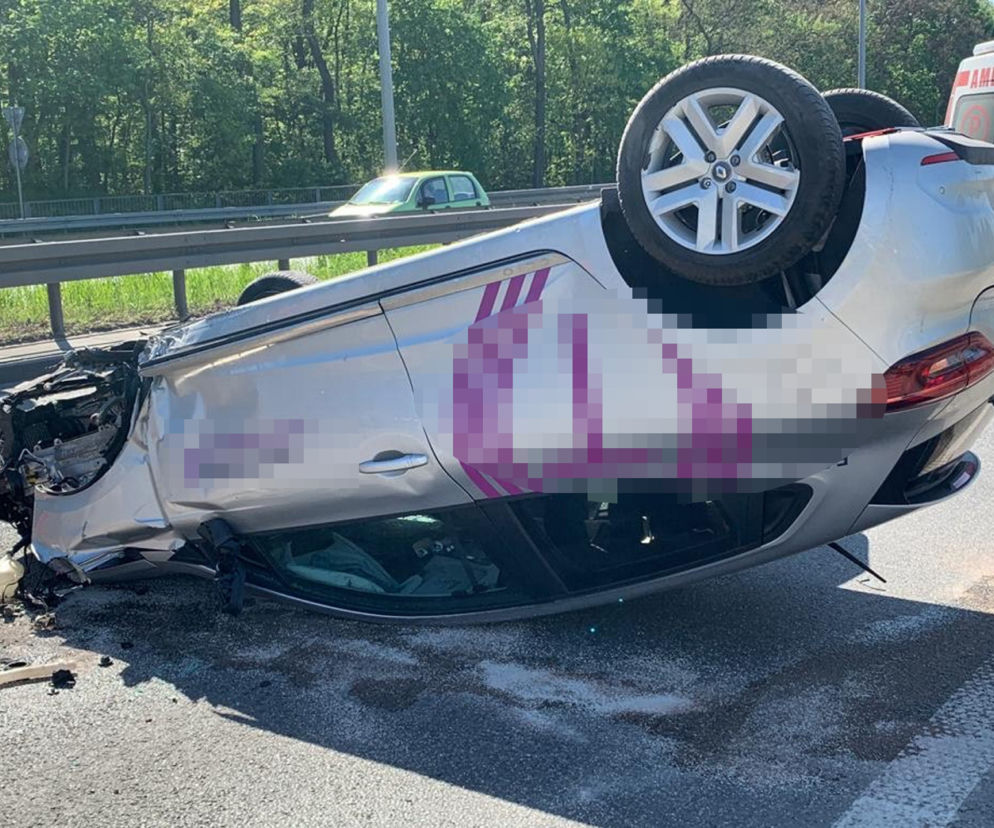 Dachowanie traficara w Warszawie. Ściął latarnię, która uderzyła w drugi pojazd