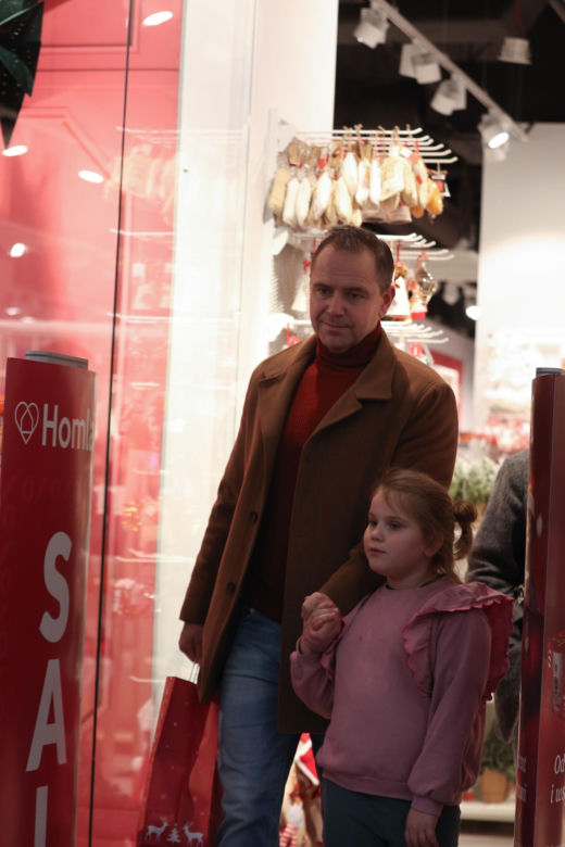 Nawrocki z rodziną na zakupach świątecznych