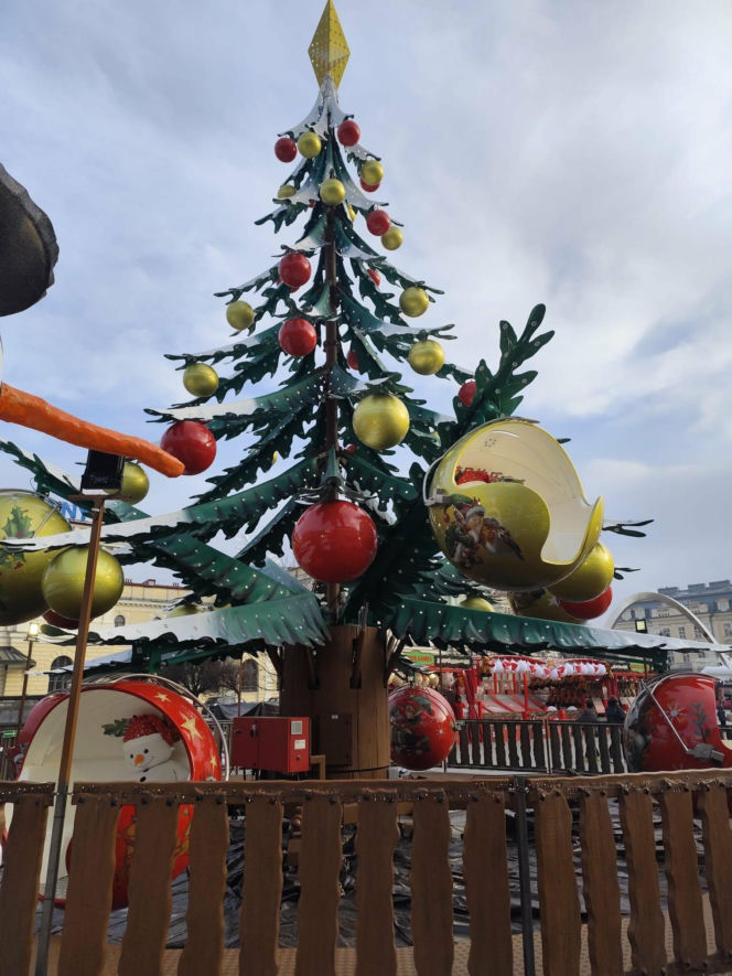 Piękna, ale droga. Niezwykła karuzela na "Galicyjskim Kiermaszu Adwentowym"
