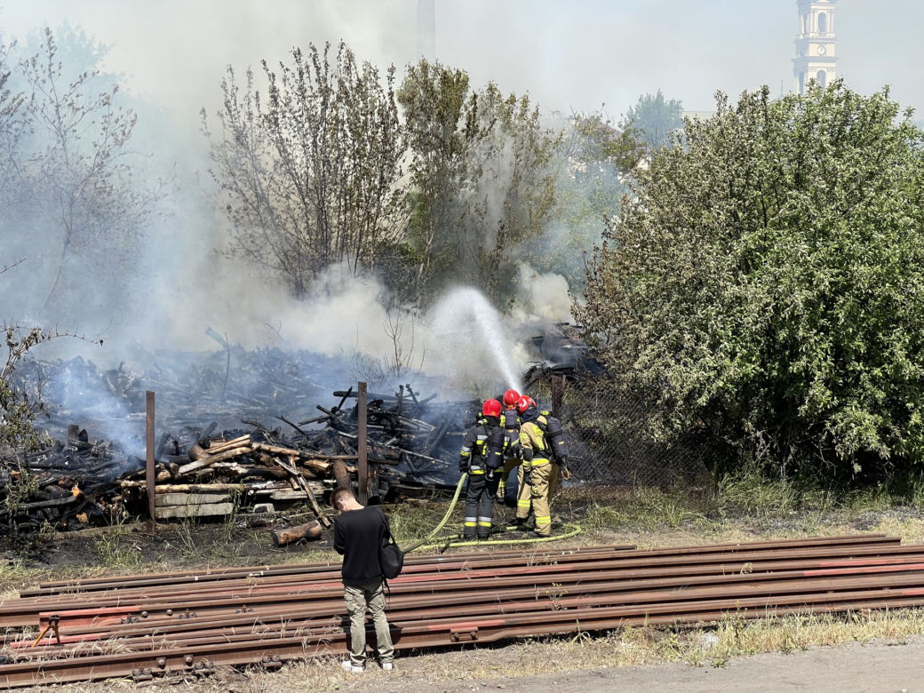 Kłęby czarnego dymu unoszą się nad Warszawą! Kolejny gigantyczny pożar, tym razem na Pradze!