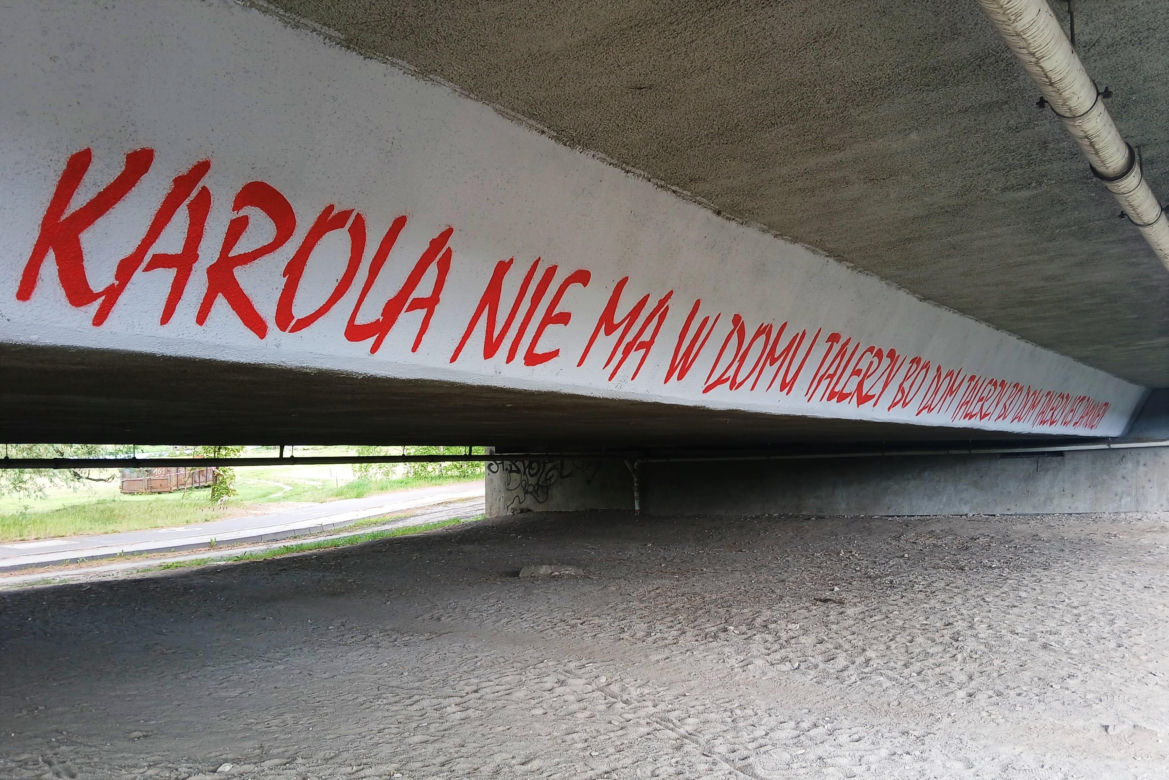 "Kultowy" napis "Karola nie ma w domu talerzy..." powrócił w nowej odsłonie