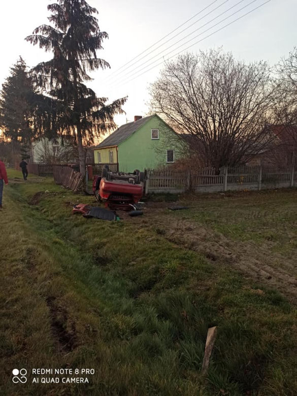 WIRY: 26-latek DACHOWAŁ chevroletem w rowie. Auto SKASOWANE