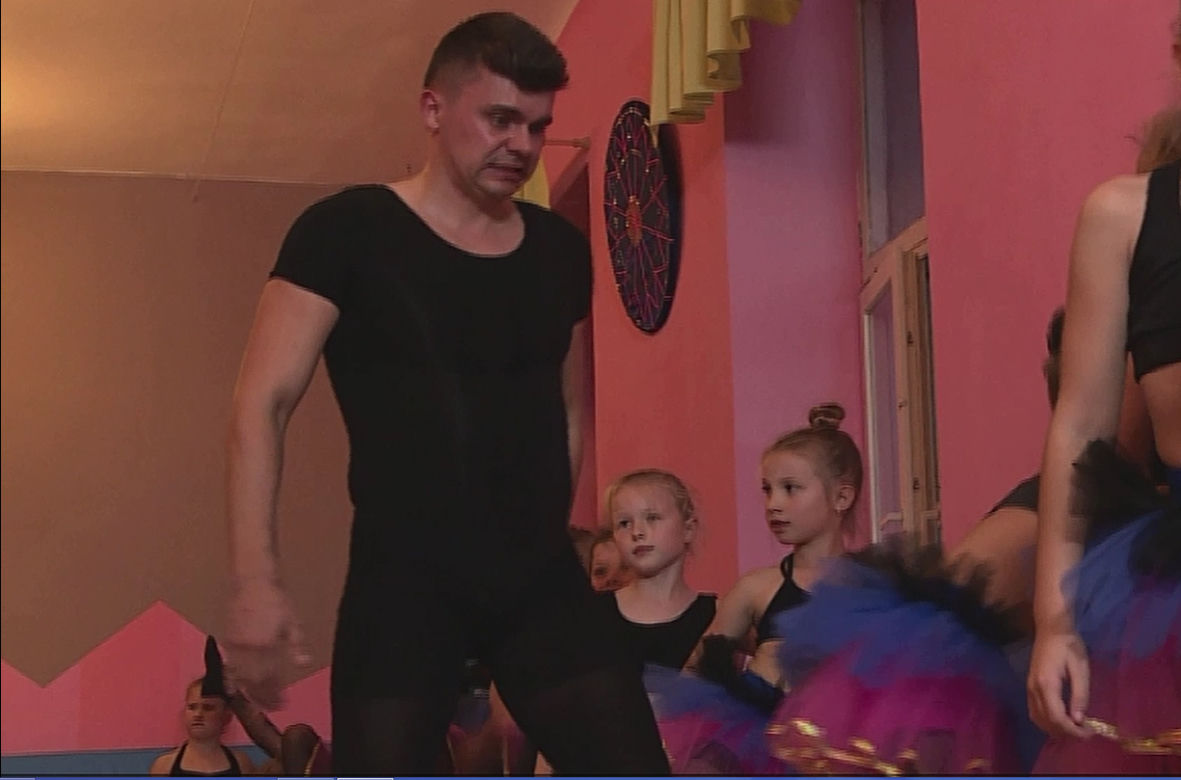 Tomasz Niecik tańczy balet