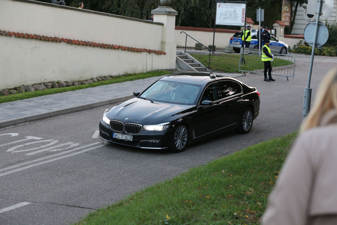 Posłowie PiS jechali autokarem a Kaczyński limuzyną