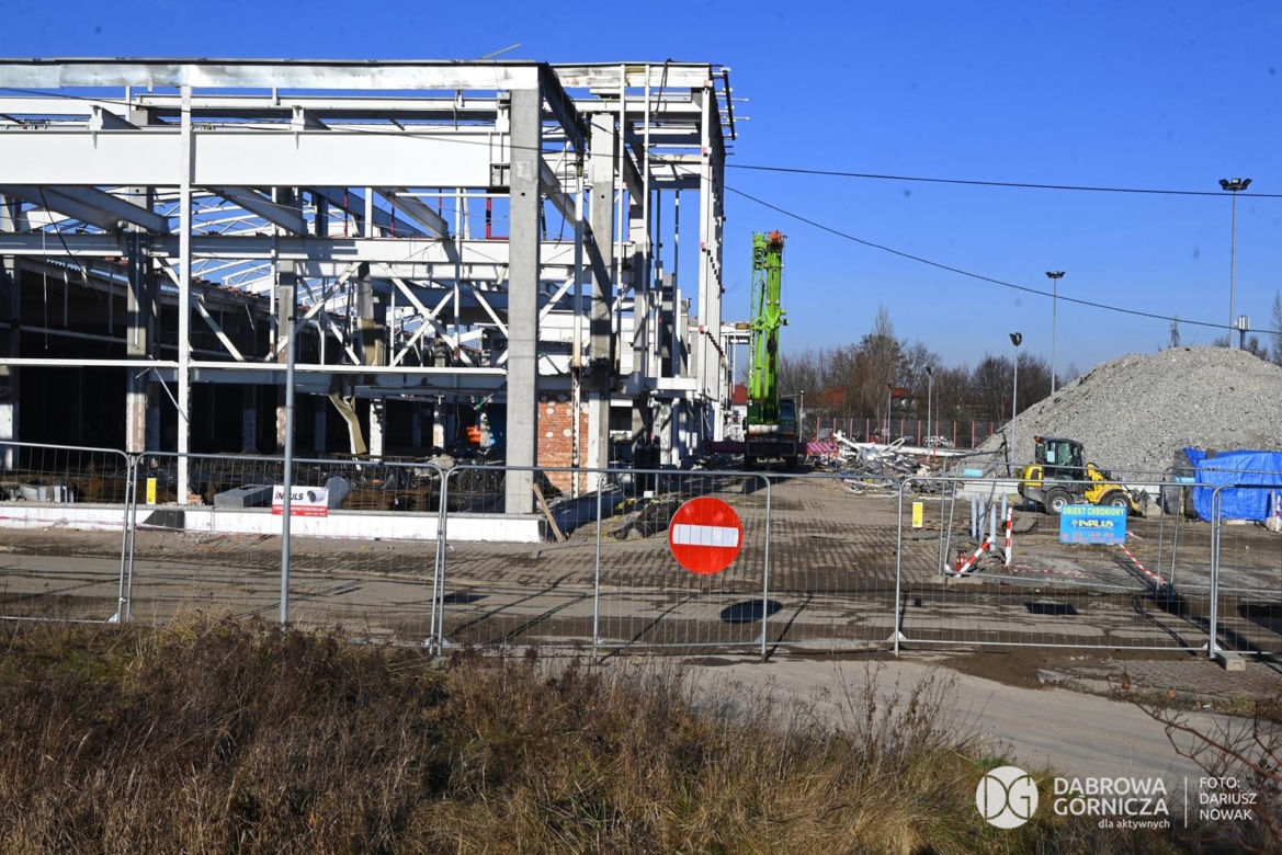 Przebudowa dawnego supermarketu na park handlowy w Dąbrowie Górniczej