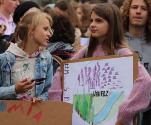 Młodzieżowy Strajk Klimatyczny w Toruniu. Protestowali przeciwko rządowi i korporacjom
