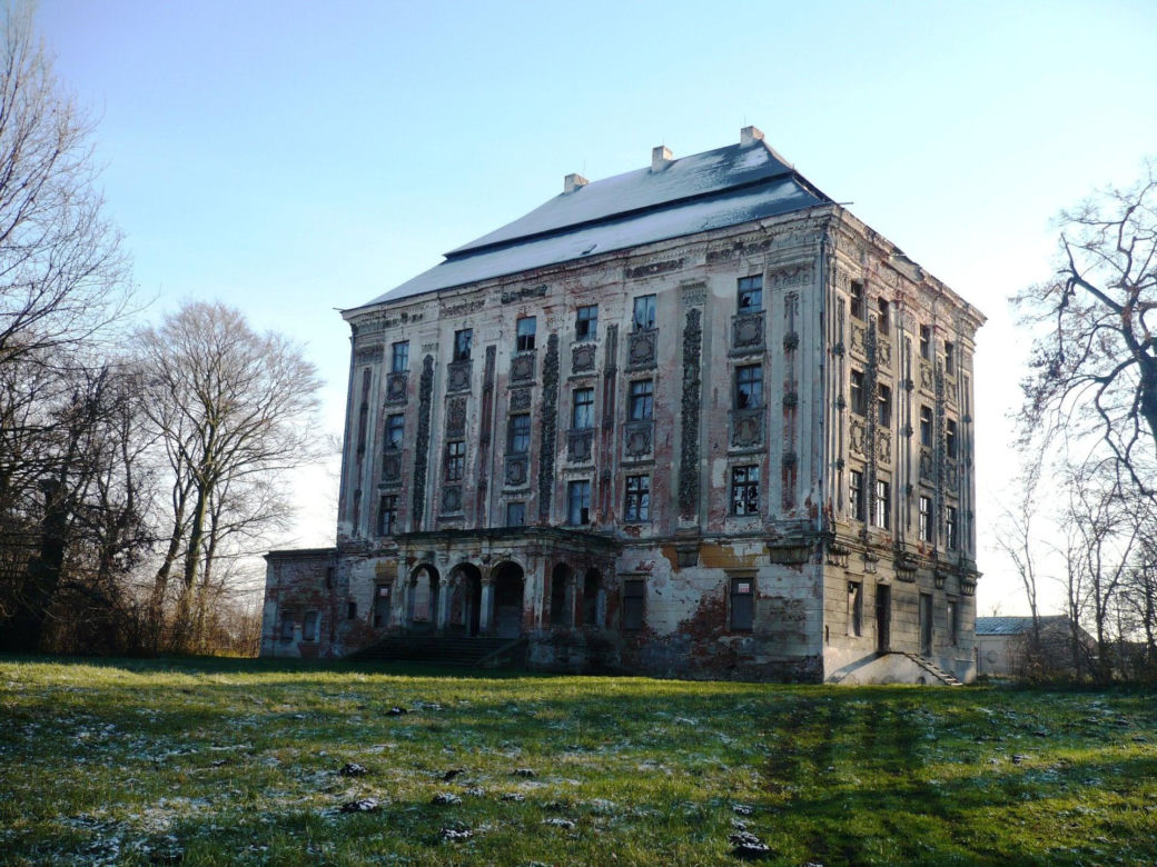 Tajemniczy Pałac w Piotrkowicach. Perła architektury baroku wygląda jak wieżowiec