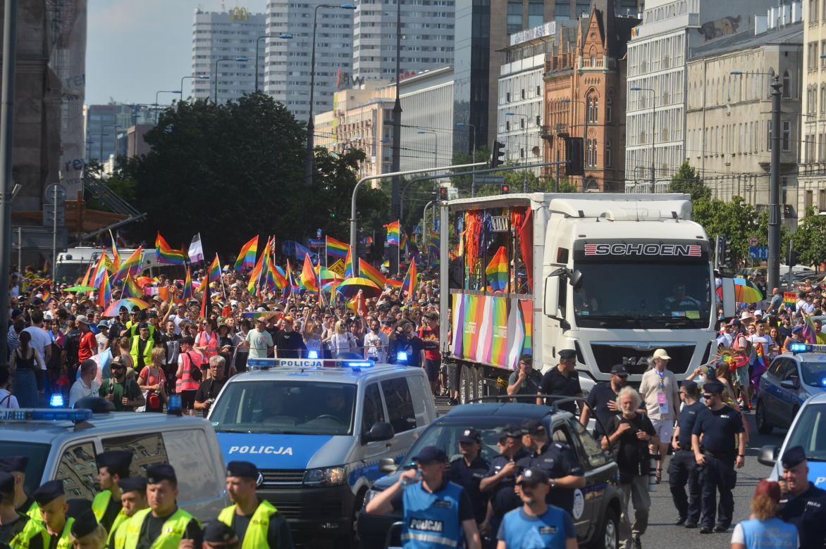 Parada Równości 2021 w Warszawie: ogromne siły policji w centrum miasta	