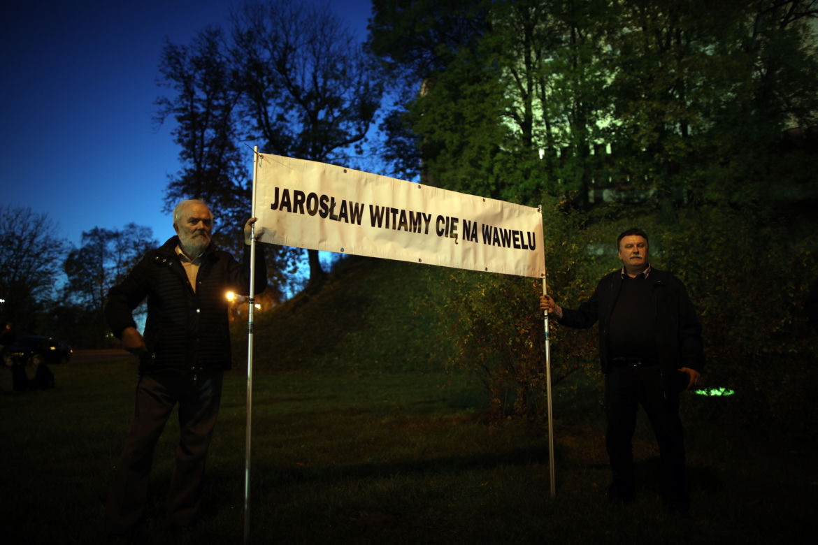 Protesty przed Wawelem w miesięcznice pogrzebu pary prezydenckiej