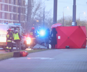 Kobieta w BMW rozbiła się na słupie