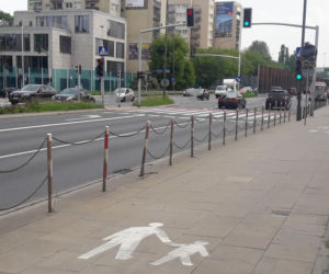 Drogowcy wymieniają słupki na nowe