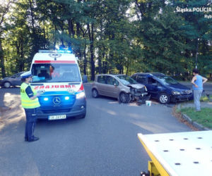 Groźny wypadek na skrzyżowaniu w Rybniku. Ranny 54-latek trafił do szpitala 